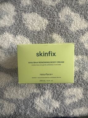 Skinfix Resurface+ AHA/BHA Renewing Body Cream - Green